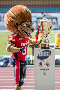 Tack mit BIG6-Pokal